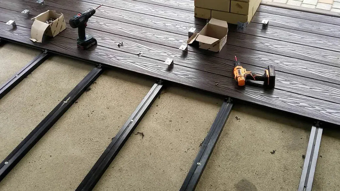 Как монтировать террасную доску